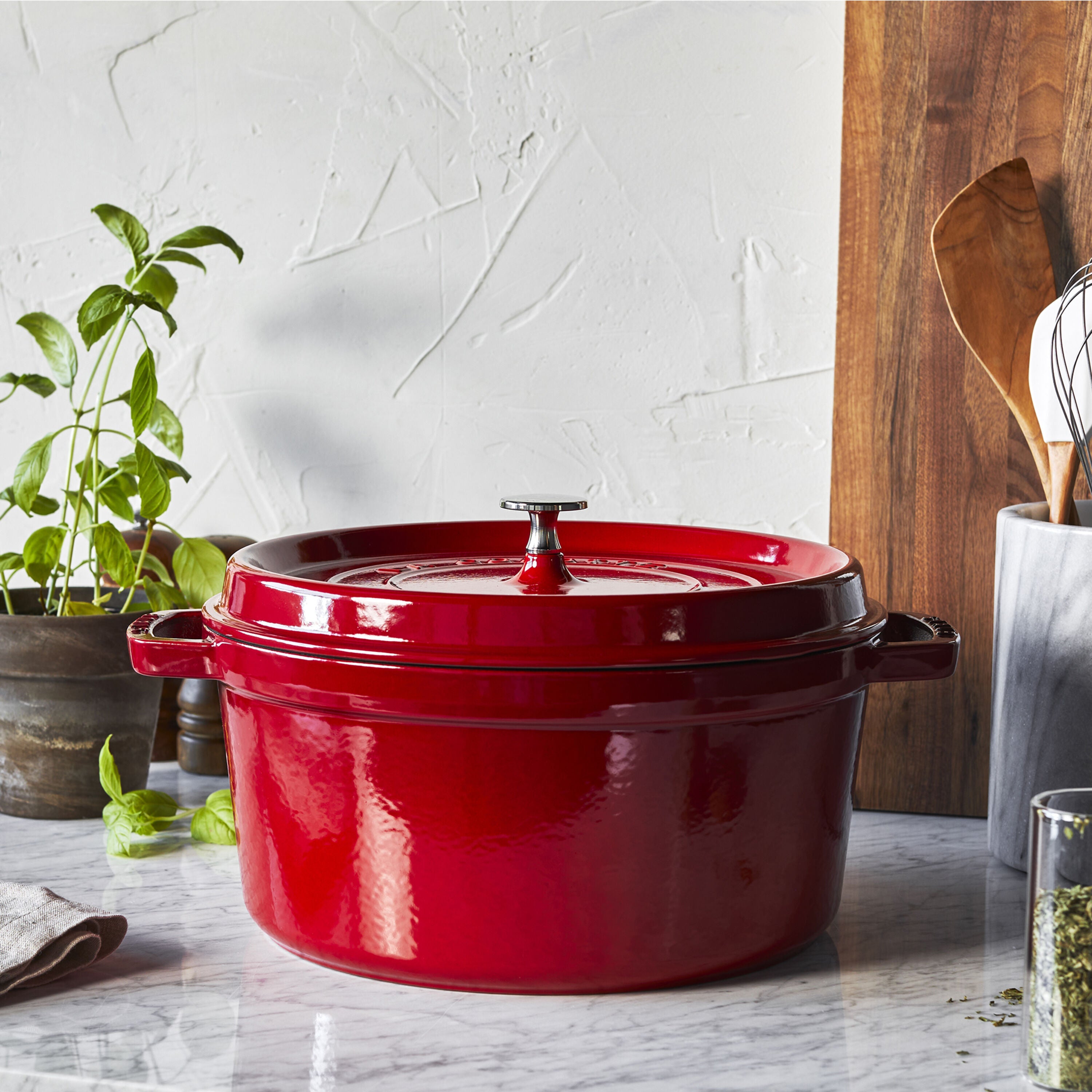 Staub La Cocotte 24 cm Cherry gusana šerpa sa poklopcem