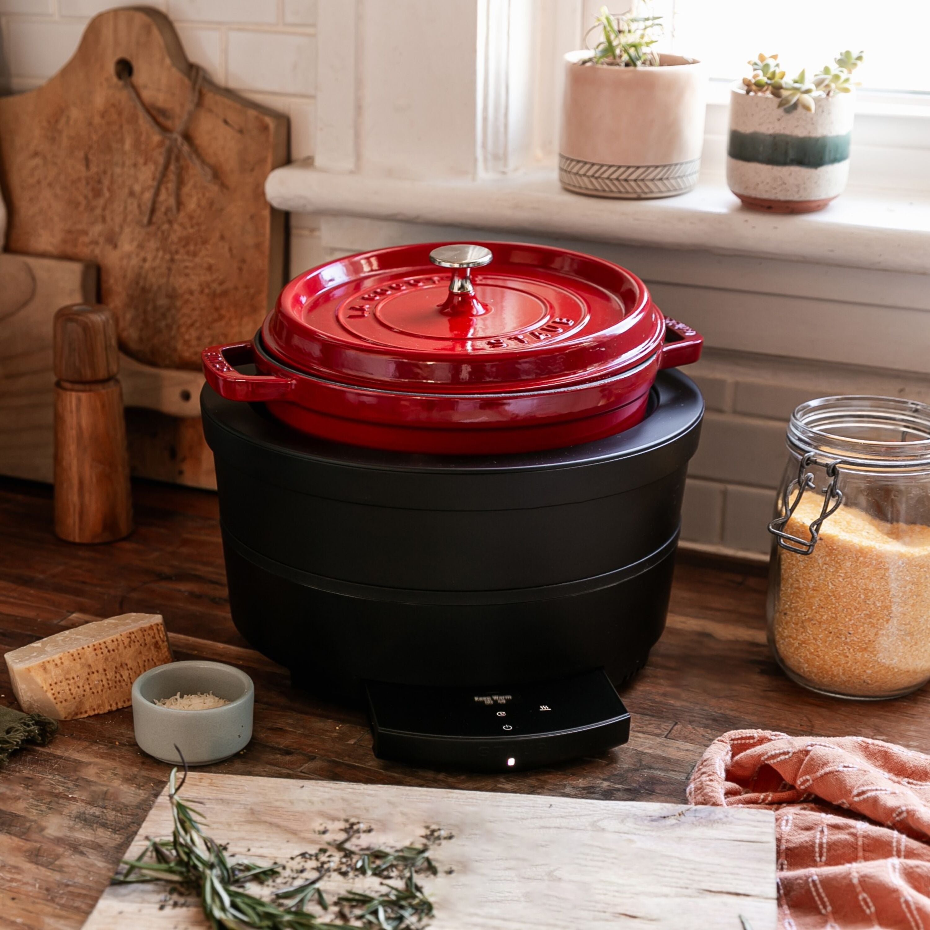 Staub La Cocotte 24 cm Cherry gusana šerpa sa poklopcem