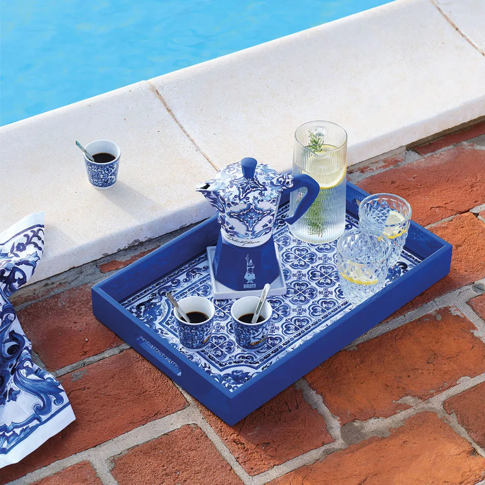 Bialetti Dolce & Gabbana Box Moka Express Blu Mediterraneo za 6 šolj., 3 porcelanske šoljice i 3 srebrna mešača