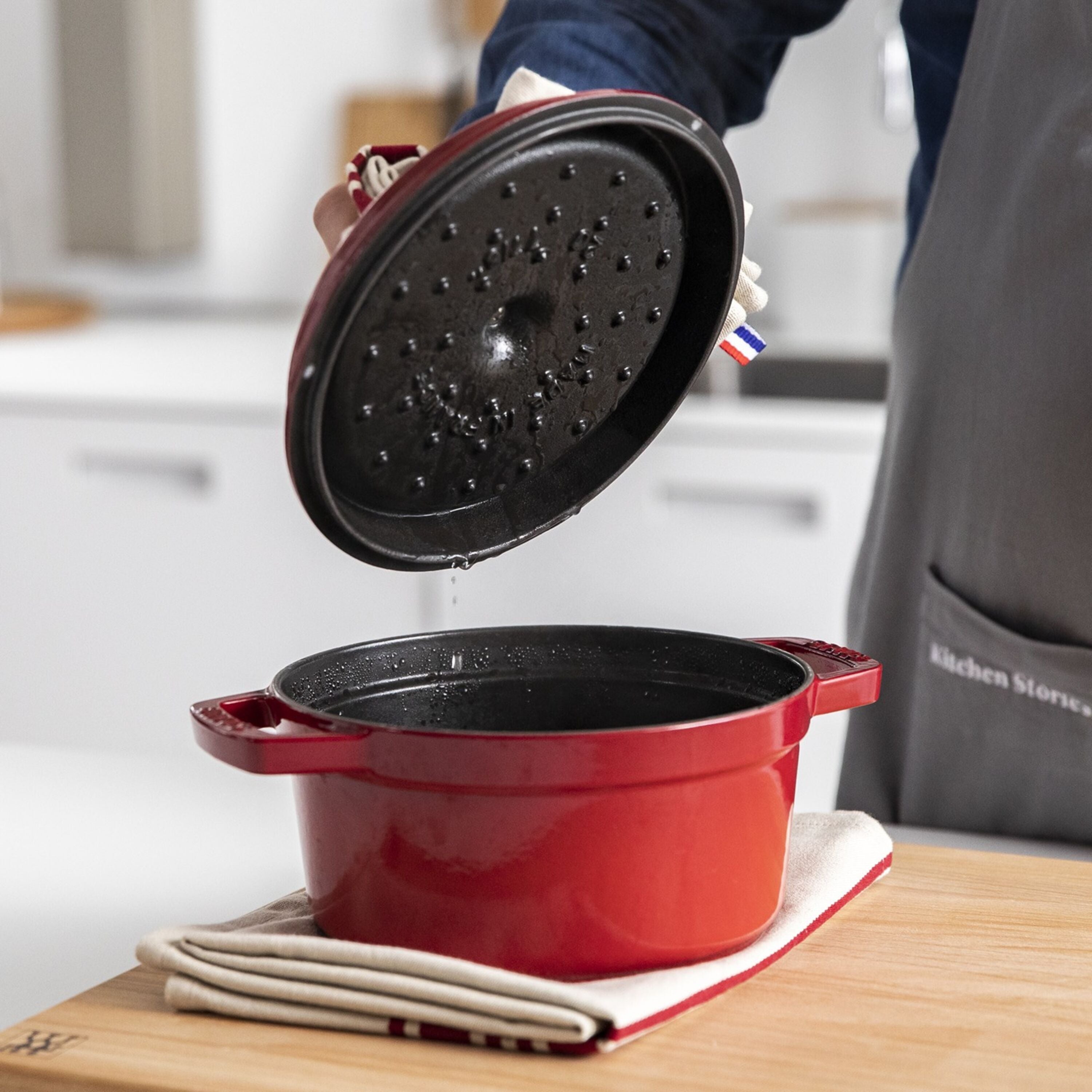 Staub La Cocotte 24 cm Cherry gusana šerpa sa poklopcem