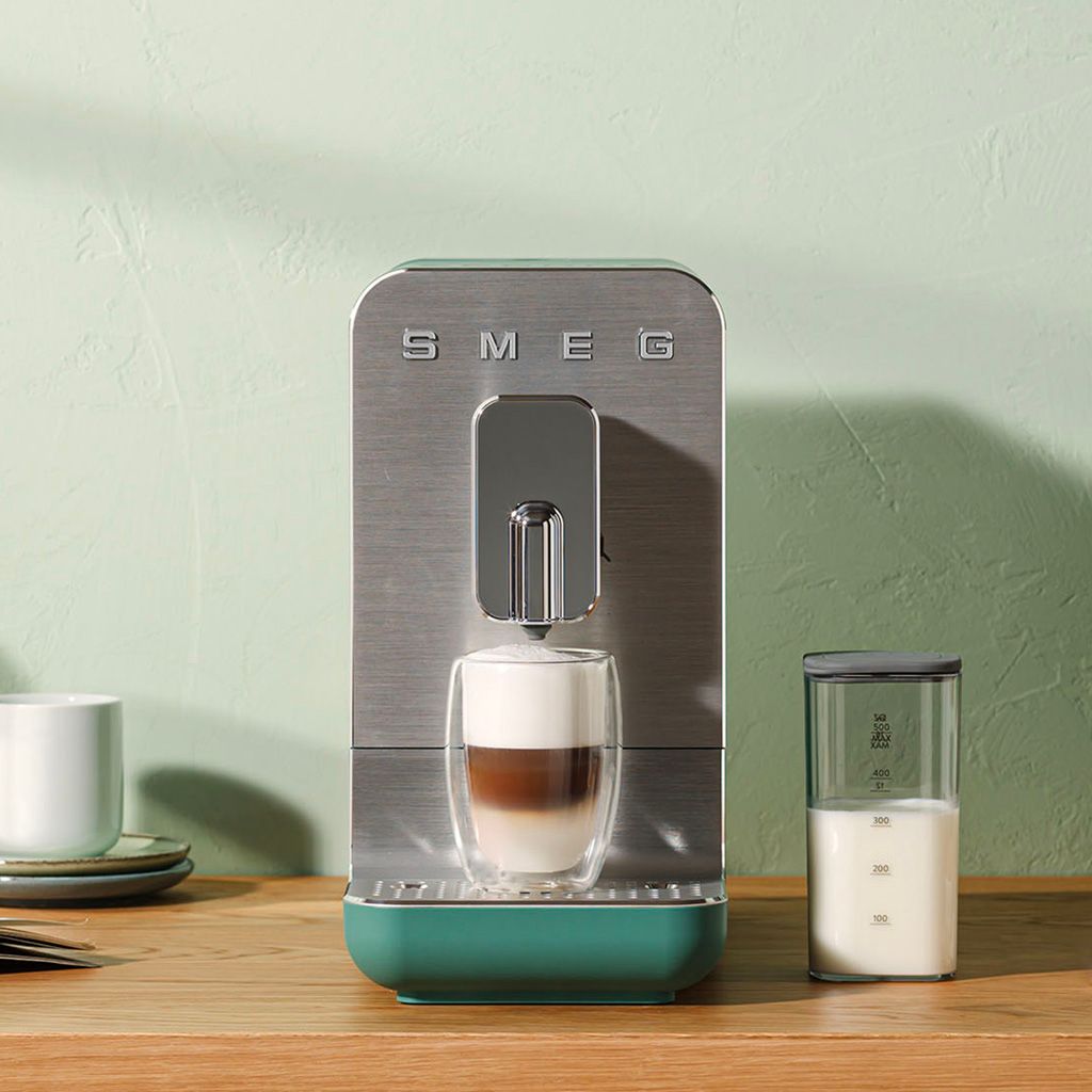 Automat za espresso sa integrisanim mlinom i sistemom za mlečne kafene napitke.